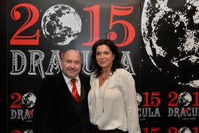 Gallery - They took a picture with Dracula