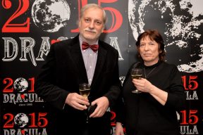 Gallery - They took a picture with Dracula