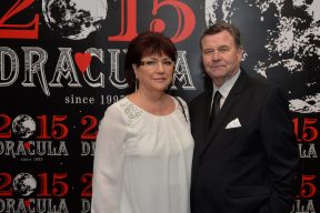 Gallery - They took a picture with Dracula
