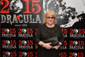 Gallery - They took a picture with Dracula