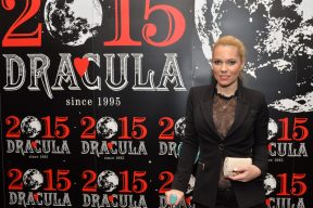 Gallery - They took a picture with Dracula