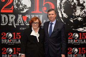 Gallery - They took a picture with Dracula