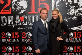 Gallery - They took a picture with Dracula