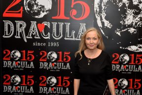Gallery - They took a picture with Dracula
