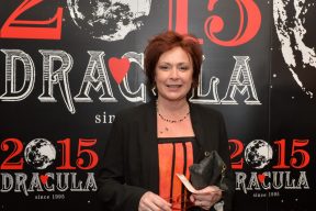 Gallery - They took a picture with Dracula