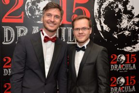 Gallery - They took a picture with Dracula